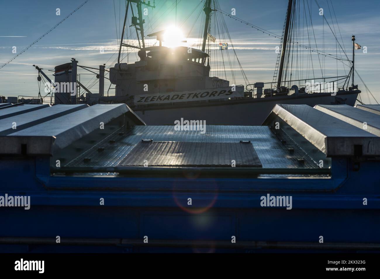 L'ex dragamine HR.MS Sittard si trova nel porto di Harlingen e ora serve come nave di addestramento per il corpo cadetto marittimo olandese, Holland 2021. Foto Stock