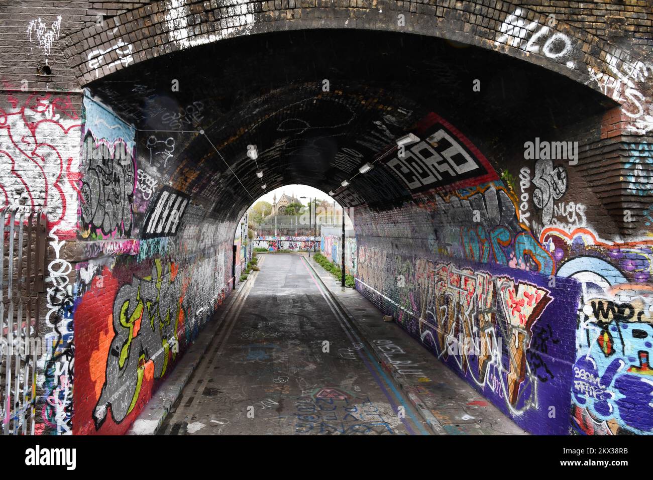 Pedley Street Arch tunnel con graffiti Shoreditch Londra Foto Stock