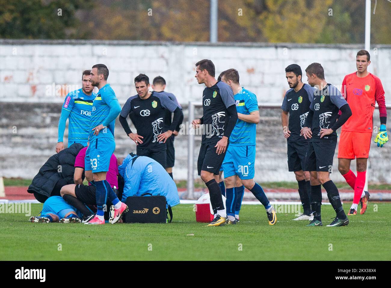 07.11.2017., Vinkovci, Croazia - il Referee Bruno Maric ha dovuto aiutare la casa natale di 20 anni Zvonimir Filipovic, che è quasi scomparso dopo una sfida in una partita del 16 della Coppa di calcio croata tra HNK Cibalia e NK Istra 1961. Per un po', il giocatore era ancora a terra finché Maric gli si avvicinò e tirò la lingua fuori dalla bocca, in modo che non soffocasse. Il giocatore lo ha anche morso, ma presto è venuto a conoscenza, si alzò e uscì dal campo. Foto: Davor Javorovic/PIXSELL Foto Stock