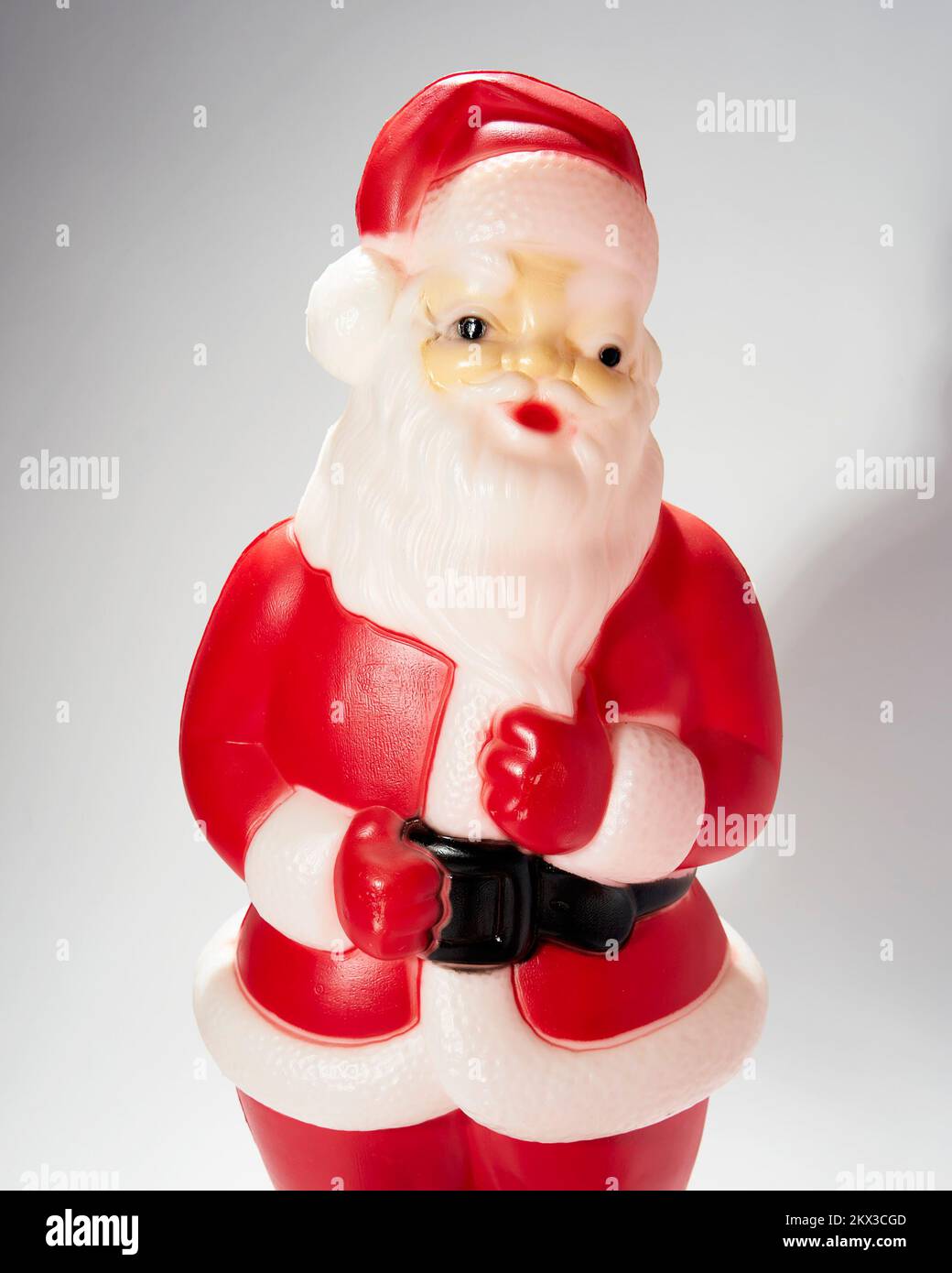 Stampo blow in plastica Santa figurine su sfondo bianco. Foto Stock