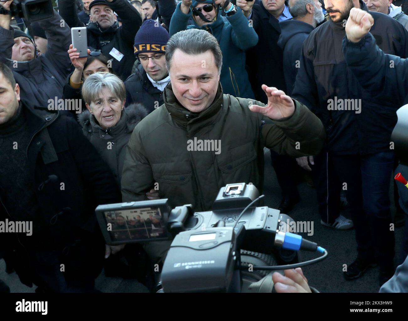 28.11.2017., Skopje, Macedonia - il leader del VMRO-DPMNE Nikola Gruevski si è Unito alla protesta al di fuori del Tribunale penale, dove diverse migliaia di cittadini protestano contro l’atto della procura di imputare il terrorismo a 36 persone in relazione agli eventi del 27 aprile in Parlamento. Gruevski è accompagnato dall'intero gruppo parlamentare di VMRO-DPMNE e dalla leadership del partito. In una dichiarazione precedente, Gruevski ha chiesto il rilascio incondizionato delle persone detenute. Foto: HaloPix/PIXSELL Foto Stock