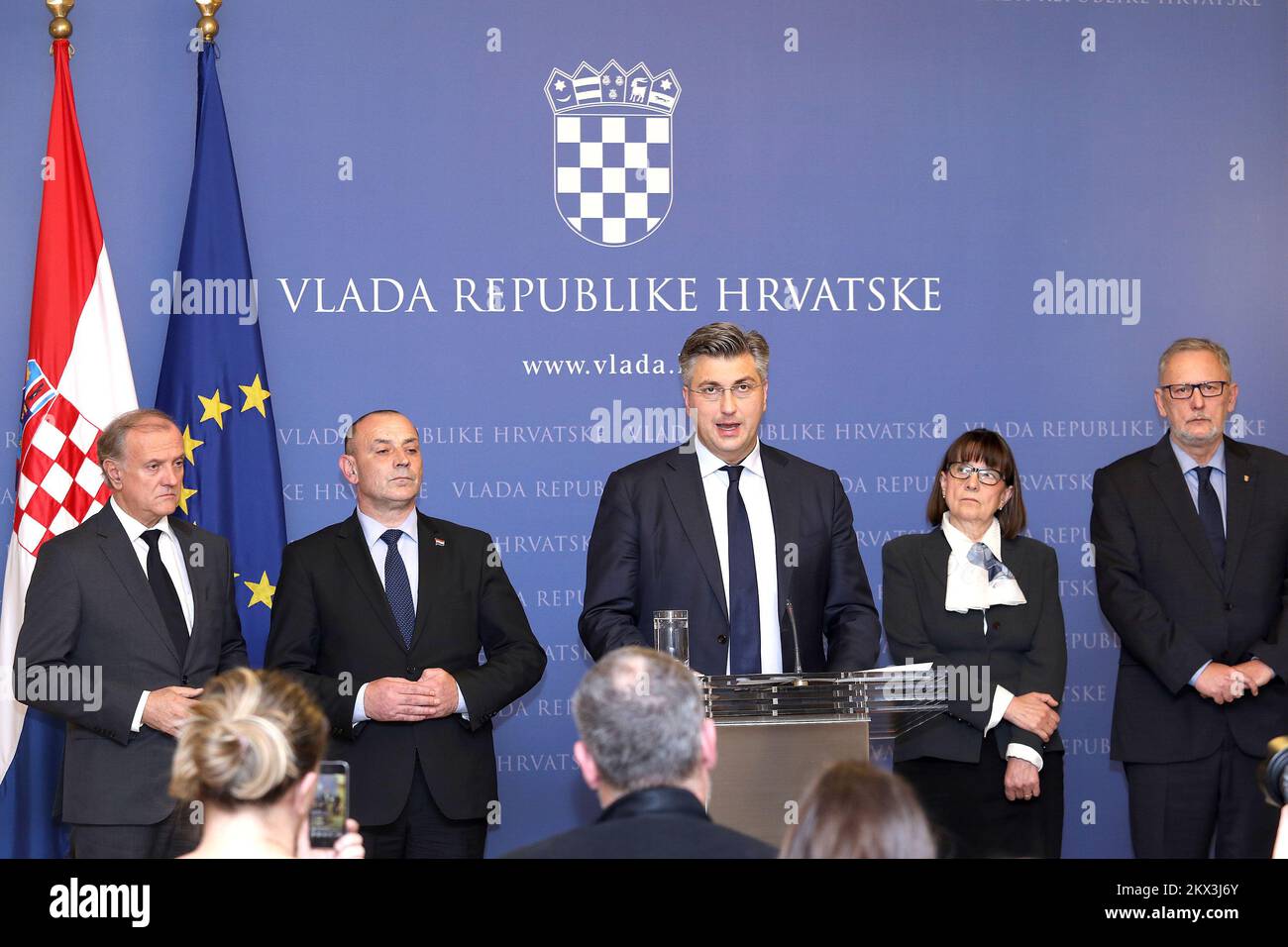 29.11.2017., Zagabria, Croazia - il primo ministro croato Andrej Plenkovic ha confermato la morte di Slobodan Praljak, offrendo condoglianze alla famiglia. Nel corso di una conferenza stampa ha affermato che "purtroppo abbiamo tutti assistito al suo atto con il quale ha preso la propria vita”. Plenkovic dice che l'azione di Slobodan Praljak riflette la 'ingiustizia morale 'deep' fatta a sei croati bosniaci i cui verdetti colpevoli sono stati sostenuti dal tribunale per crimini di guerra delle Nazioni Unite all'Aia mercoledì. Praljak, 72 anni, bevve da una bottiglia poco dopo che i giudici del tribunale hanno confermato la sua condanna per il coinvolgimento in una campagna a. Foto Stock