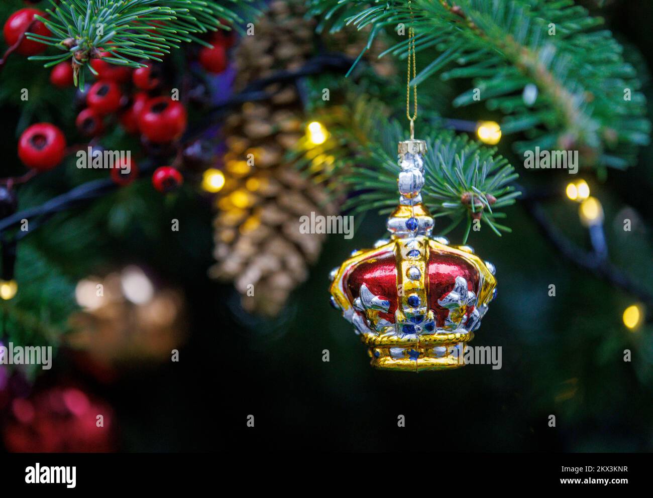 Una decorazione di Natale corona sull'albero di Natale in Downing Street. Un omaggio a sua Maestà la Regina che morì il 8th settembre al Castello Balmoral. Foto Stock