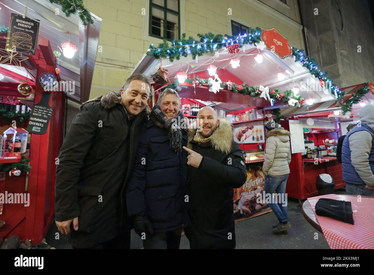 02.12.2017. Zagabria, Croazia - ex attaccante croato-belga Branko Strupar di fronte alla sua casa d'avvento sul lungomare Strossmayer. Lo strupar Branko giocò per la nazionale belga con la quale giocò 17 partite e segnò 5 volte. Foto: Luka Stanzl/PIXSELL Foto Stock