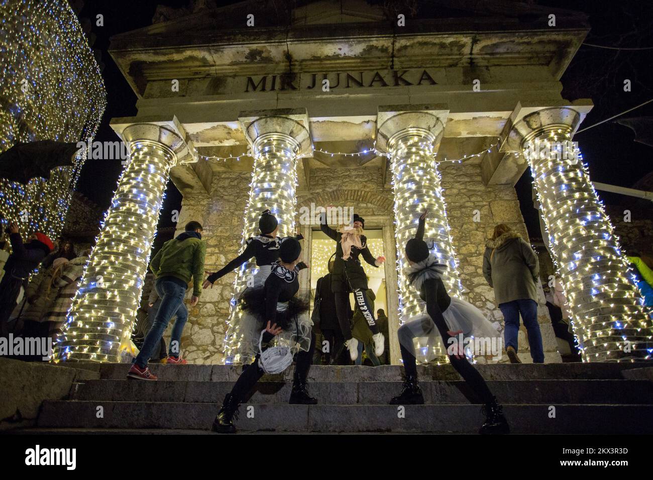 09.12.2017., Rijeka - le luci di Natale sono accese a Trsatska Gradina a Rijeka. Foto: Nel Pavletic/PIXSELL Foto Stock