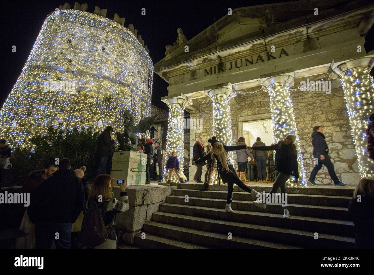 09.12.2017., Rijeka - le luci di Natale sono accese a Trsatska Gradina a Rijeka. Foto: Nel Pavletic/PIXSELL Foto Stock