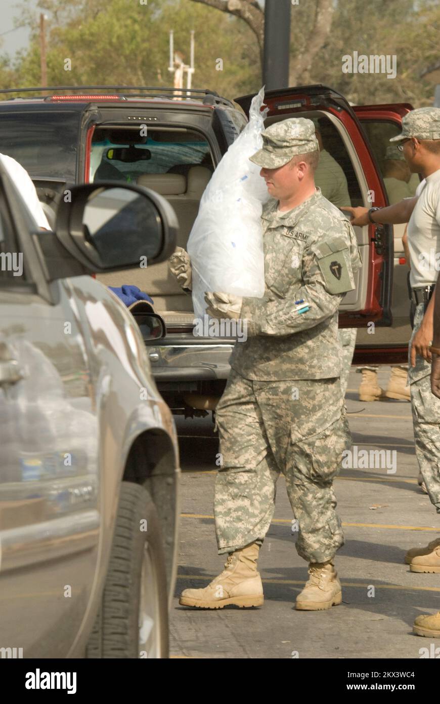 Hurricane Ike, Port Arthur, TX, 20 settembre 2008 i membri della Guardia Nazionale del Texas distribuiscono ghiaccio, tarpe e altri elementi essenziali alle vittime dell'uragano Ike. Fotografie relative a disastri e programmi, attività e funzionari di gestione delle emergenze Foto Stock