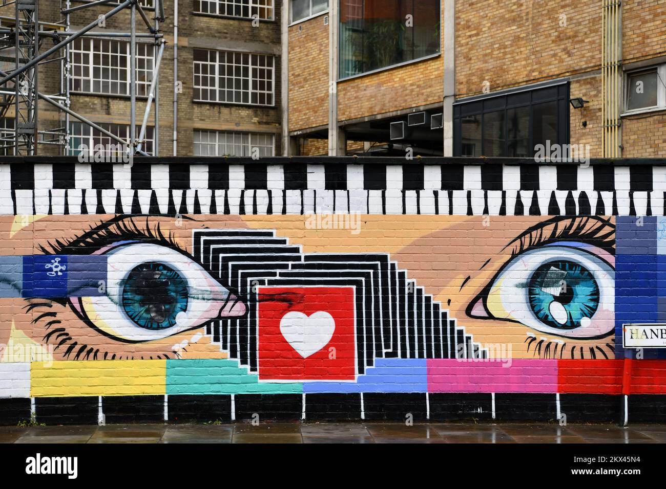 Street art Coppia di occhi blu su un muro su Hanbury Street Shoreditch Londra Foto Stock