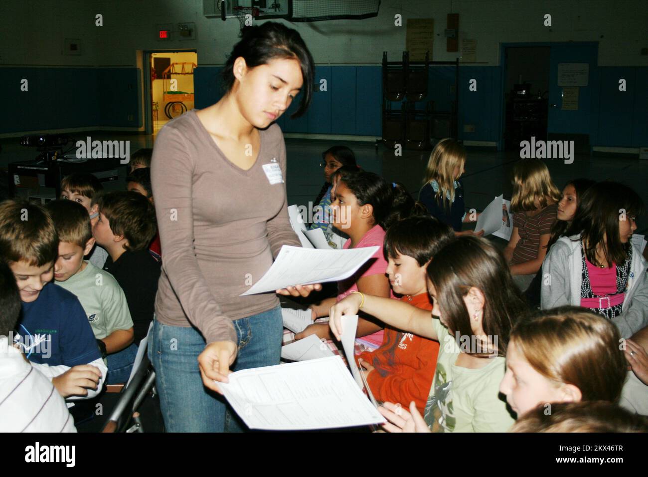 Pianificazione e sicurezza delle emergenze - Seymour, Conn , 24 settembre 2008 lo studente della High School assiste l'insegnante istruendo LE LEZIONI DEL PUNTO passando fuori l'esercitazione. Gli studenti progetteranno di incontrare i loro familiari per formare un piano di comunicazione in caso di emergenza... Fotografie relative a disastri e programmi, attività e funzionari di gestione delle emergenze Foto Stock
