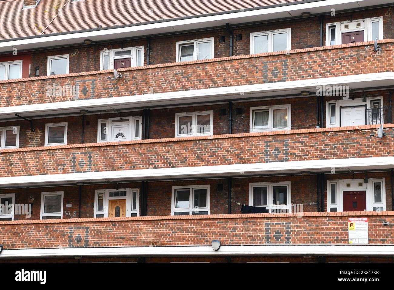 Passerelle, finestre e porte su Casson House, Hanbury Street, Shoreditch London Foto Stock