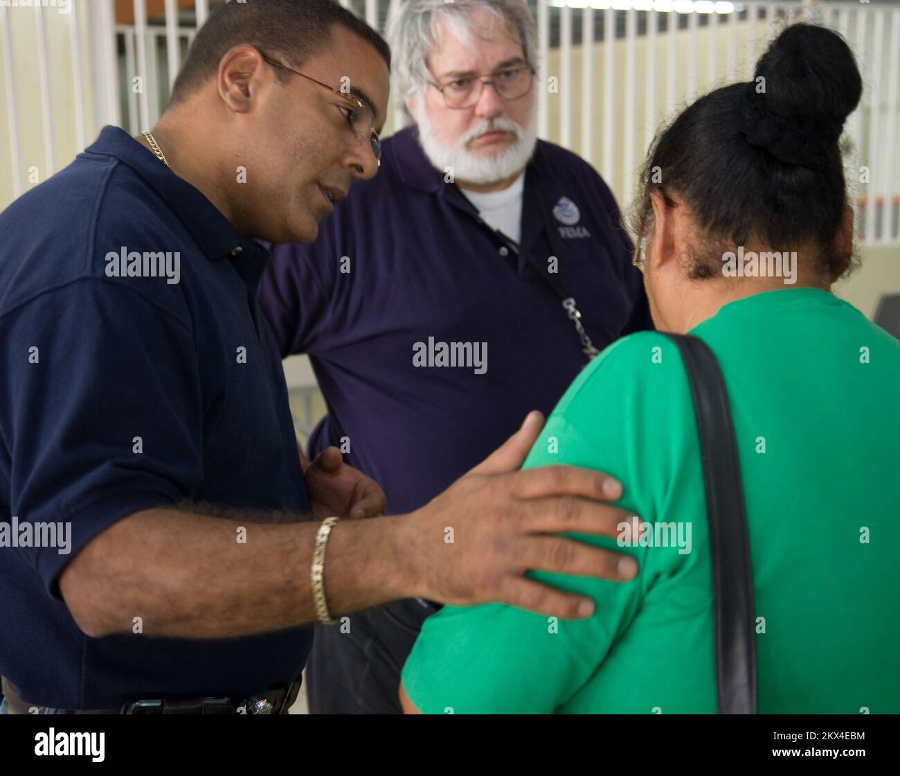 Grave tempesta - Patillas, Porto Rico, 5 ottobre 2008 ufficiale di coordinamento federale della FEMA, Justo Hernandez e il rappresentante della FEMA Johnny Spickers parlano con la vittima del disastro, Delia Laboy Rodriguez nel Patillas FEMA Disaster Recovery Center a Porto Rico. Andrea Booher/FEMA. Porto Rico gravi tempeste e inondazioni. Fotografie relative a disastri e programmi, attività e funzionari di gestione delle emergenze Foto Stock