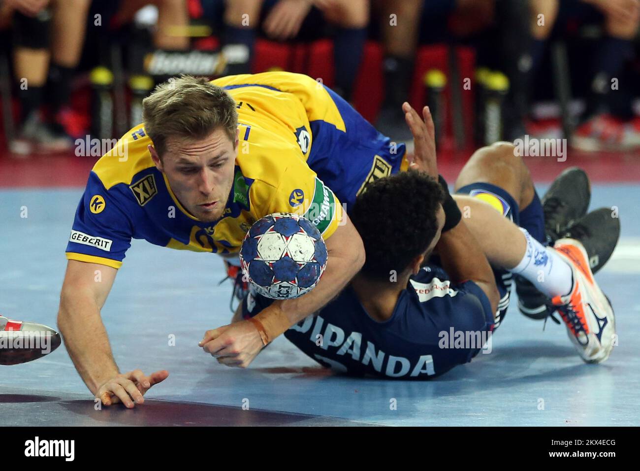 20.01.2018., Arena Zagreb, Zagabria, Croazia - Campionato europeo di pallamano 2018, Gruppo i, 4th° turno, Svezia - Francia. Albin Lagergren, Adrien Dipanda. Foto: Dalibor Urukalovic/PIXSELL Foto Stock