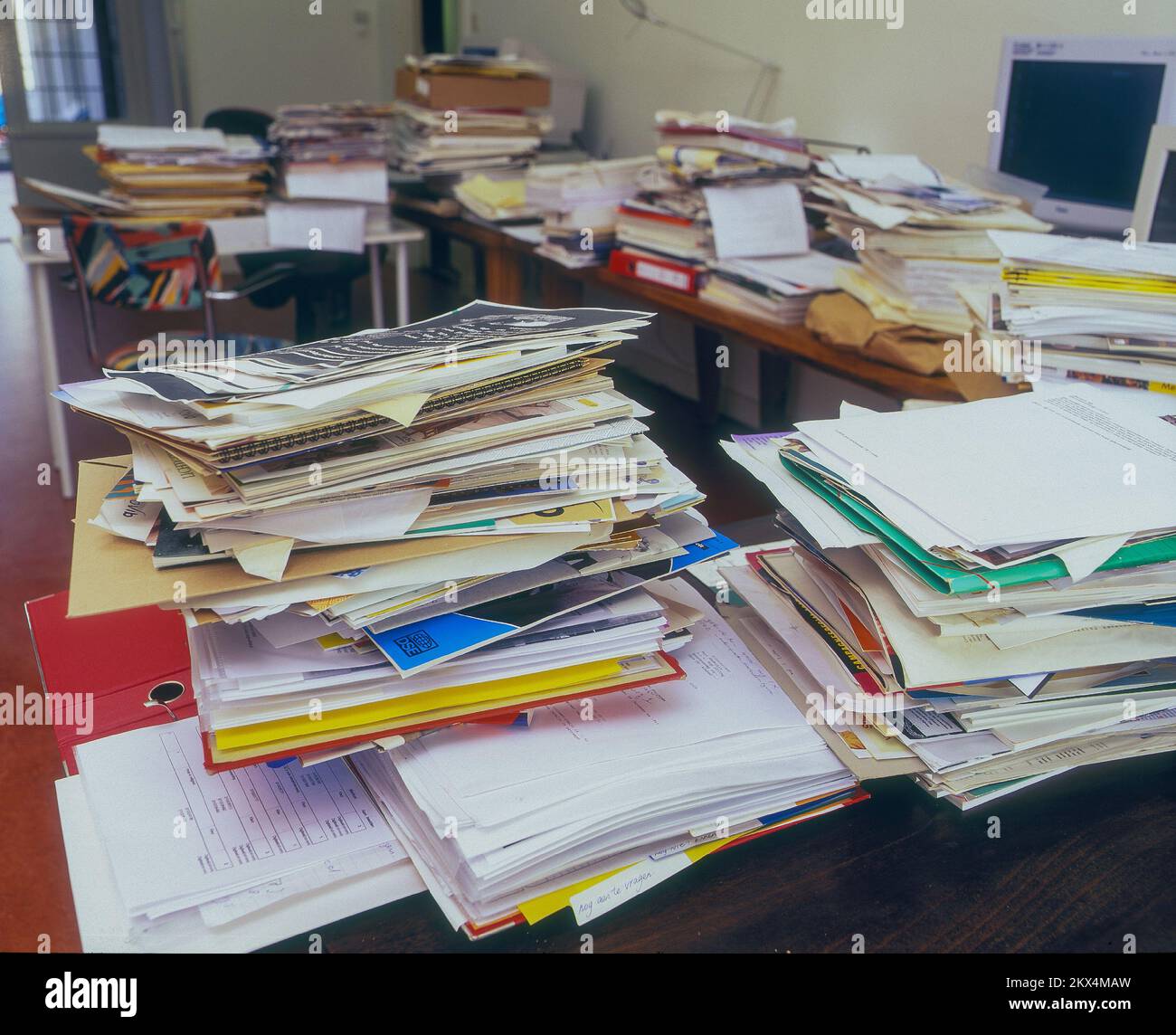 Paesi Bassi, amministrazione e archiviazione dei record sulle scrivanie degli uffici per la classificazione. Foto Stock