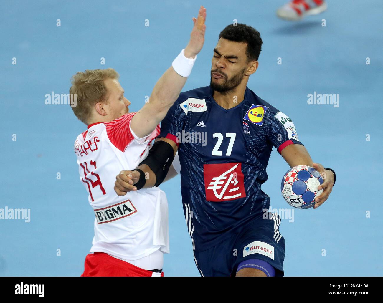 28.01.2018., Arena Zagreb, Zagabria, Croazia - Campionato europeo di pallamano 2018, partita per il 3rd° posto, Francia vs Danimarca. Adrien Dipanda, Anders Zachariassen Foto: Igor Kralj/PIXSELL Foto Stock