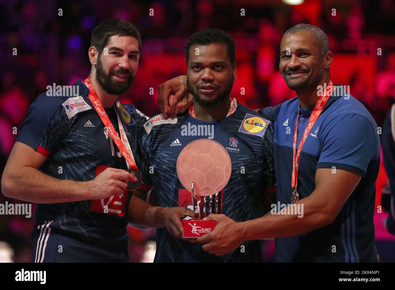 28.01.2018., Arena Zagreb, Zagabria, Croazia - Campionato europeo di pallamano 2018, cerimonia di premiazione. Francia, terzo posto, bronzo. Nikola Karabatic, Cedric Sorhaindo, Didier Dinart. Foto: Goran Stanzl/PIXSELL Foto Stock