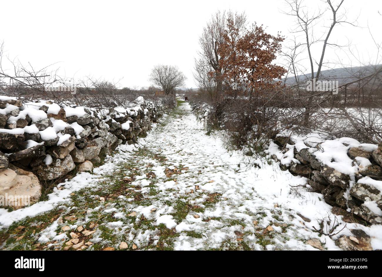 25.02.2018., Croazia, Unesic - atmosfera invernale a Zagora. Unesic e le capanne circostanti sono coperte di neve. Foto: Dusko Jaramaz/PIXSELL Foto Stock