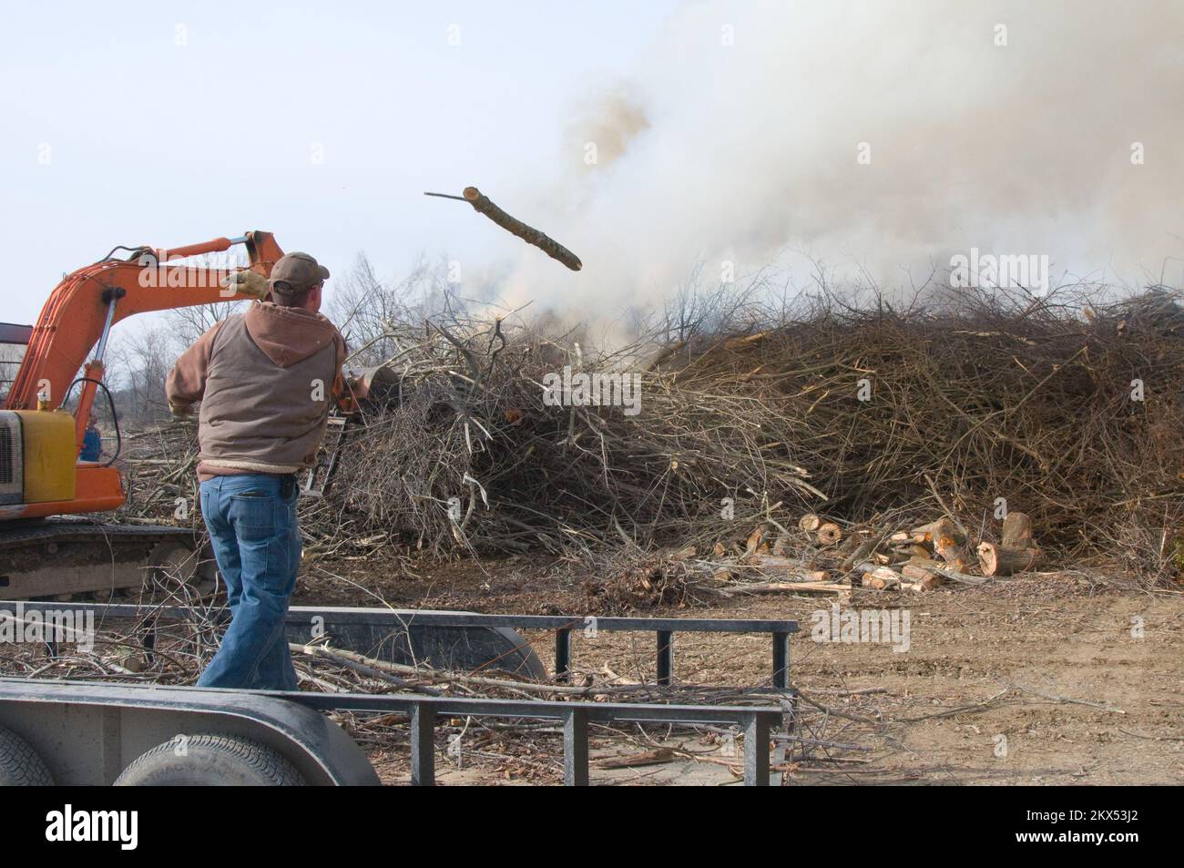 Tempesta invernale - Beaver Dam, Ky. , 20 febbraio 2009 la tempesta di ghiaccio del 27th gennaio ha danneggiato la maggior parte degli alberi qui. Volontari e personale di pulizia contratto hanno lavorato per più di tre settimane per eliminare i detriti. Viene portato in questa zona della città per essere bruciato. Il mucchio è di un acro quadrato, alto dodici piedi, comprendente circa 46.000 piedi cubici. Tempesta d'inverno severa del Kentucky e inondazioni. Fotografie relative a disastri e programmi, attività e funzionari di gestione delle emergenze Foto Stock