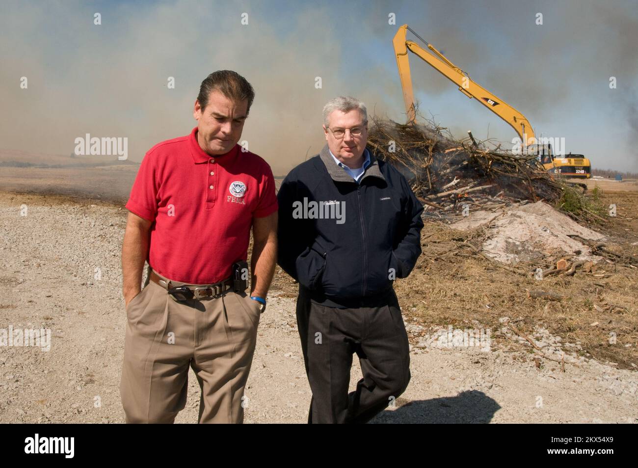 Tempesta invernale - Madisonville, Ky. , 23 febbraio 2009 il rappresentante della FEMA per gli affari intergovernativi Chuck Ruoff e il sindaco Cox parleranno in un sito di combustione di detriti. Tempesta d'inverno severa del Kentucky e inondazioni. Fotografie relative a disastri e programmi, attività e funzionari di gestione delle emergenze Foto Stock Tempesta invernale - Madisonville, Ky. , 23 febbraio 2009 il rappresentante della FEMA per gli affari intergovernativi Chuck Ruoff e il sindaco Cox parleranno in un sito di combustione di detriti. Tempesta d'inverno severa del Kentucky e inondazioni. Fotografie relative a disastri e programmi, attività e funzionari di gestione delle emergenze Foto Stock