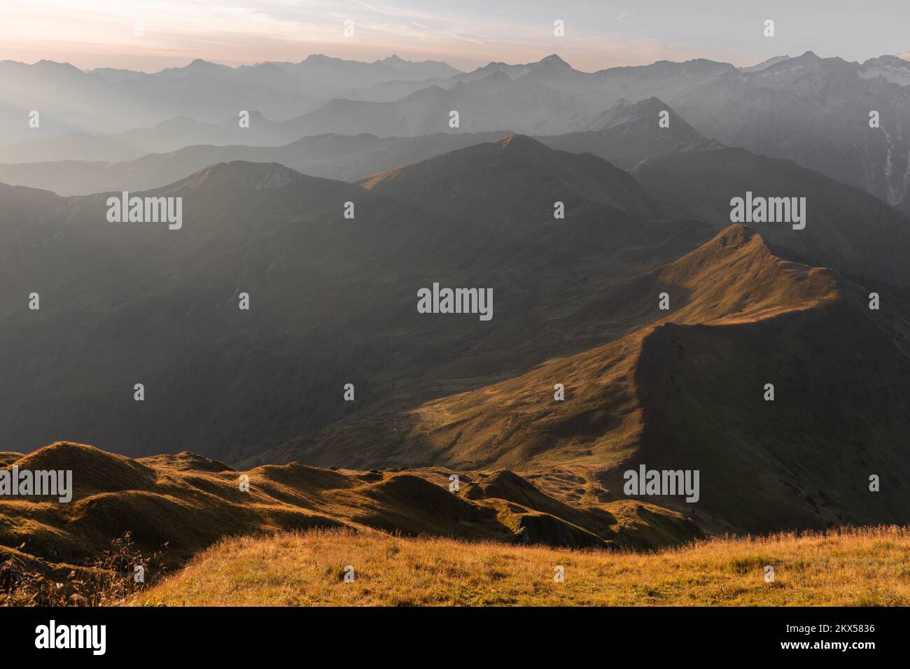 Prima fresca mattina d'autunno nelle montagne alpine Foto Stock