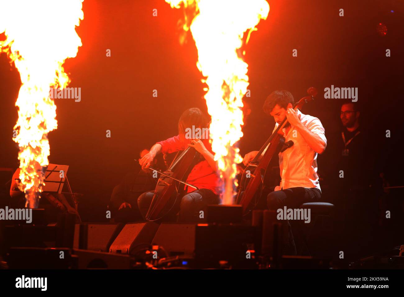 16.03.2018., Spalato, Croazia - 2Cellos concerto all'Arena Spaladium. Foto: Miranda Cikotic/PIXSELL Foto Stock