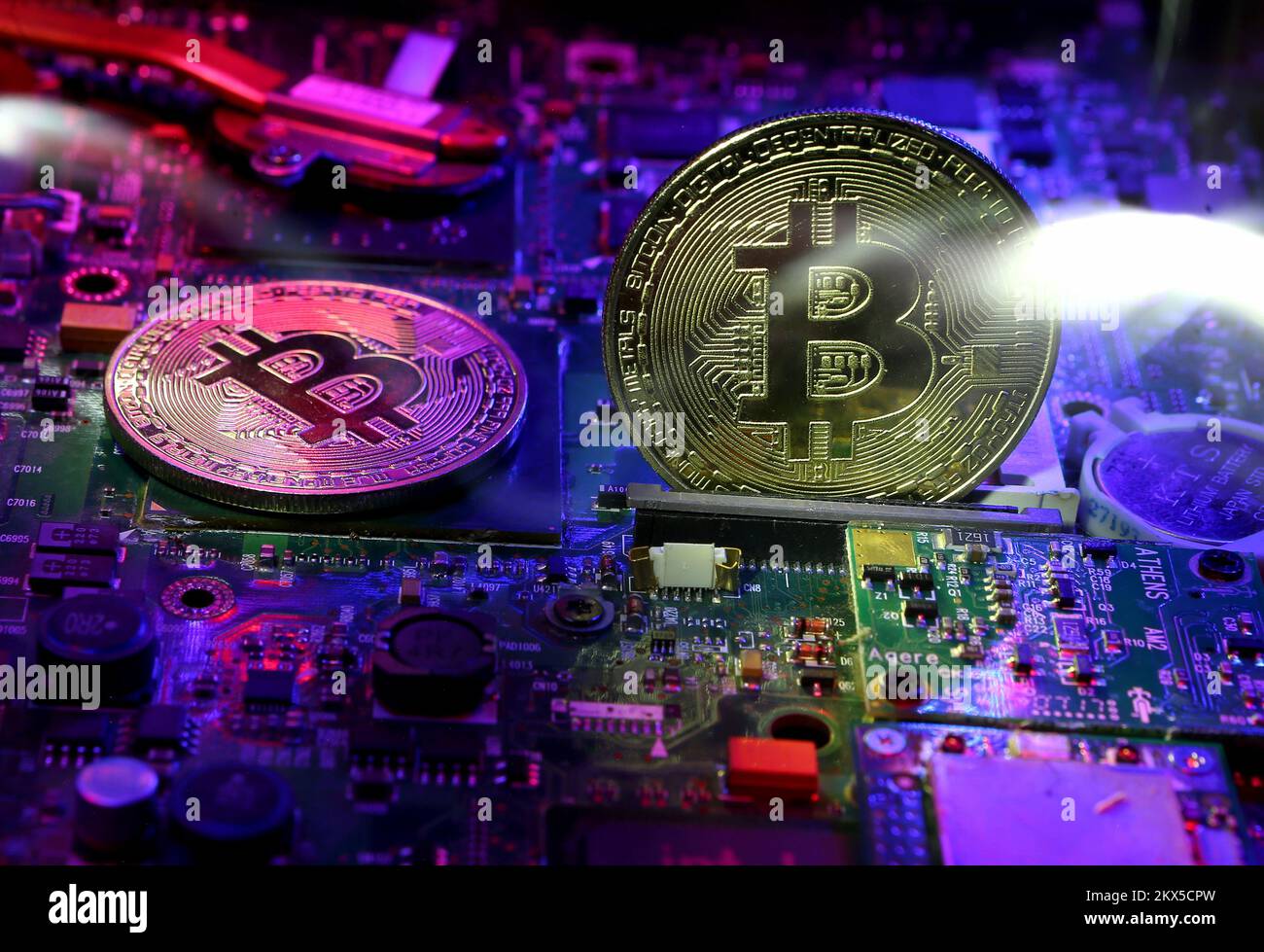 23.03.2018., Zagabria, Croazia - Bitcoin è un sistema di criptovaluta e di pagamento mondiale. È la prima valuta digitale decentralizzata, poiché il sistema funziona senza una banca centrale o un amministratore unico. La rete è peer-to-peer e le transazioni avvengono direttamente tra gli utenti, senza un intermediario. Queste transazioni vengono verificate dai nodi di rete tramite l'uso della crittografia e registrate in un registro pubblico distribuito chiamato blockchain. Bitcoin è stato inventato da una persona sconosciuta o da un gruppo di persone sotto il nome di Satoshi Nakamoto e rilasciato come software open source nel 2009. Foto Foto Stock