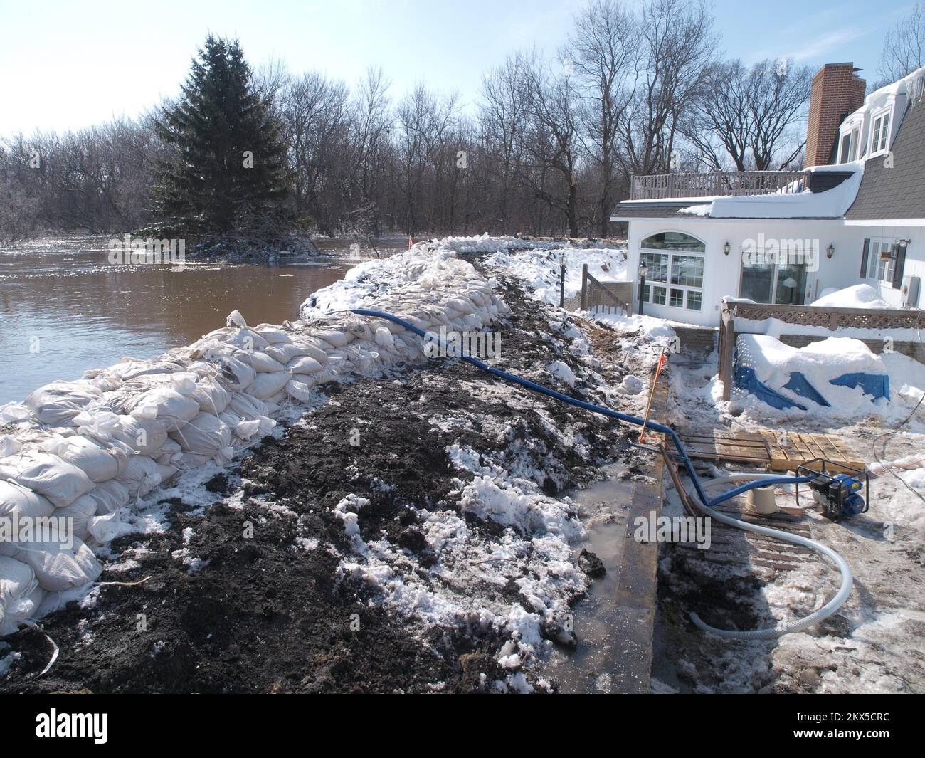 Alluvione - Fargo, N. D., 28 marzo 2009 Case nella zona di Southwood del sud di Fargo. Foto: Michael Rieger. Nord Dakota forti tempeste e inondazioni. Fotografie relative a disastri e programmi, attività e funzionari di gestione delle emergenze Foto Stock Alluvione - Fargo, N. D., 28 marzo 2009 Case nella zona di Southwood del sud di Fargo. Foto: Michael Rieger. Nord Dakota forti tempeste e inondazioni. Fotografie relative a disastri e programmi, attività e funzionari di gestione delle emergenze Foto Stock