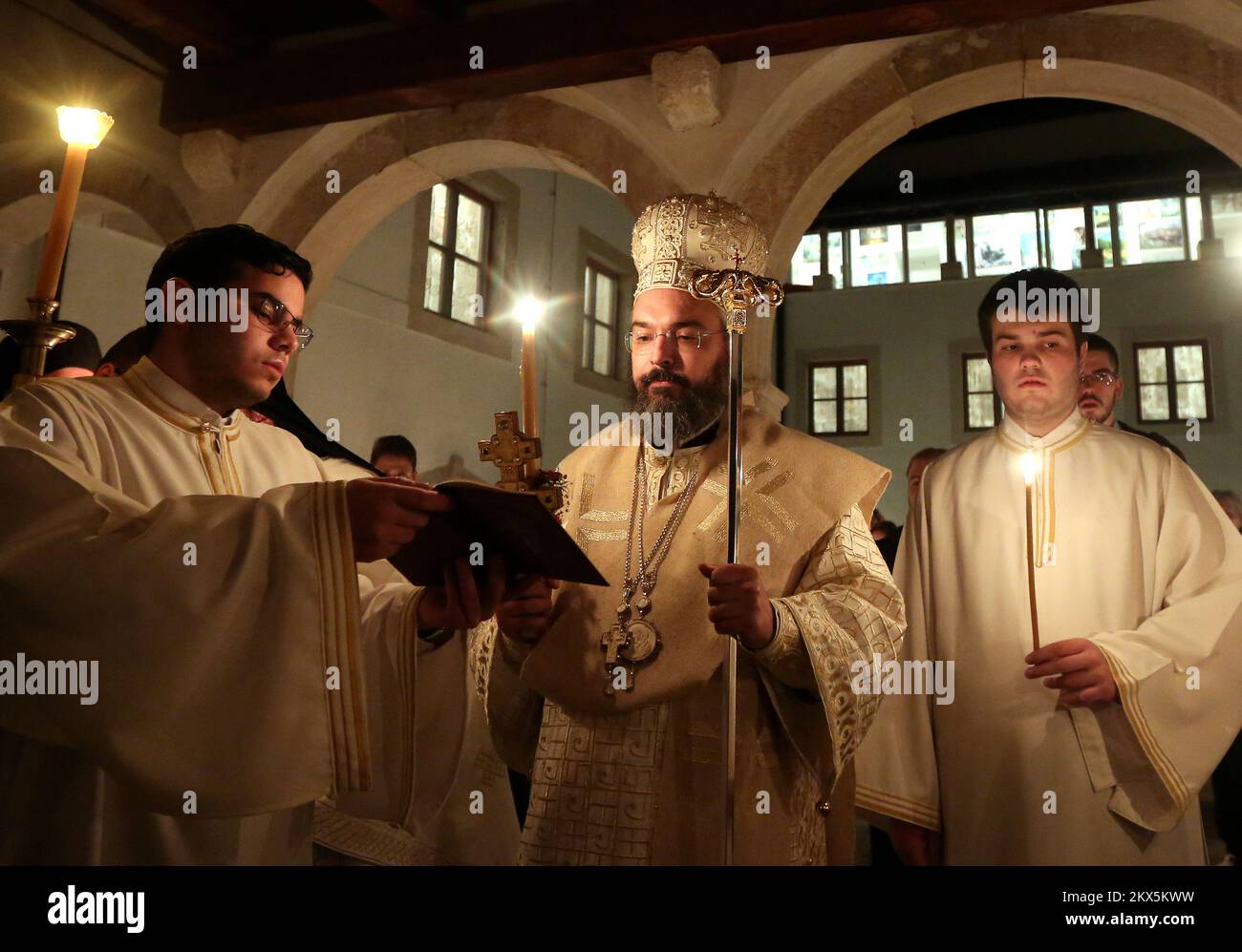 7 aprile 2018, il Monastero di Krka - Sabato, quando i credenti ortodossi celebrano la grande festa della buona Novella, sua Eminenza Mons. G. Nikodim ha servito nel monastero di Krka con vigilanza e con la Liturgia del Santo Battesimo. Alla folla radunata di credenti provenienti da ogni direzione, il Vescovo si è congratulato con la risurrezione di Gesù per la tradizionale patrona, Cristo risurrezione. Con l'arrivo del Vescovo di Nicodemo in tutta la diocesi dalmata, per la prima volta, le porte del Monastero di Krka sono state aperte ai media il Grande Sabato, alla Vazmena Vdenja, e la Th Foto Stock