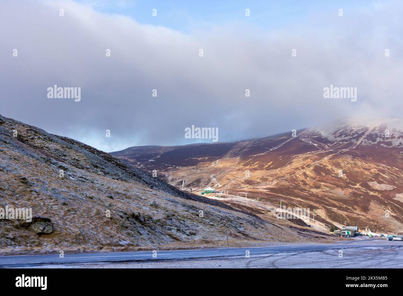 Vista sulle montagne delle Highland scozzesi presso la stazione sciistica di Glenshee in inverno Foto Stock