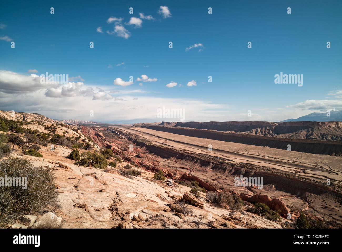 Strike Valley e WaterPocket Fold, una caratteristica geologica lunga 100 km nel Capitol Reef National Park nello Utah. Le nuvole si raccolgono in lontananza. Foto Stock