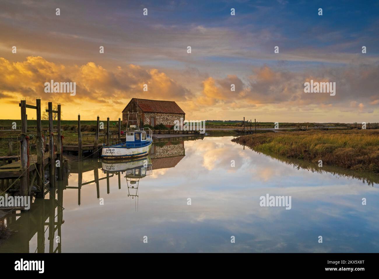 Thornham Old Harbour e Holme Dunes Nature Reserve al tramonto, Thornham, Norfolk, Inghilterra, Regno Unito Foto Stock