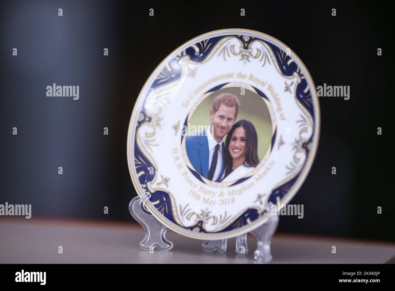 29.04.2018., Zagreb - matrimonio reale del principe Harry e della sua fidanzata Meghan Markle souvenir si dice che siano venduti dai proprietari di negozi londinesi ad alta velocità. Uno di questi souvenir è anche in Croazia pronto per il matrimonio reale Foto:Igor soban/PIXSELL Foto Stock