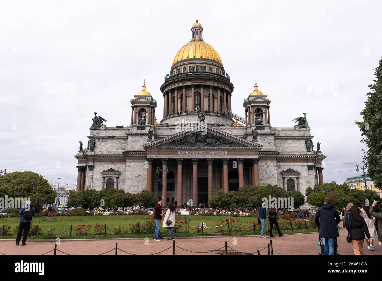 La gente sta camminando intorno alla piazza vicino alla Cattedrale di San Isacco, punto di riferimento a San Pietroburgo, Russia. Foto Stock