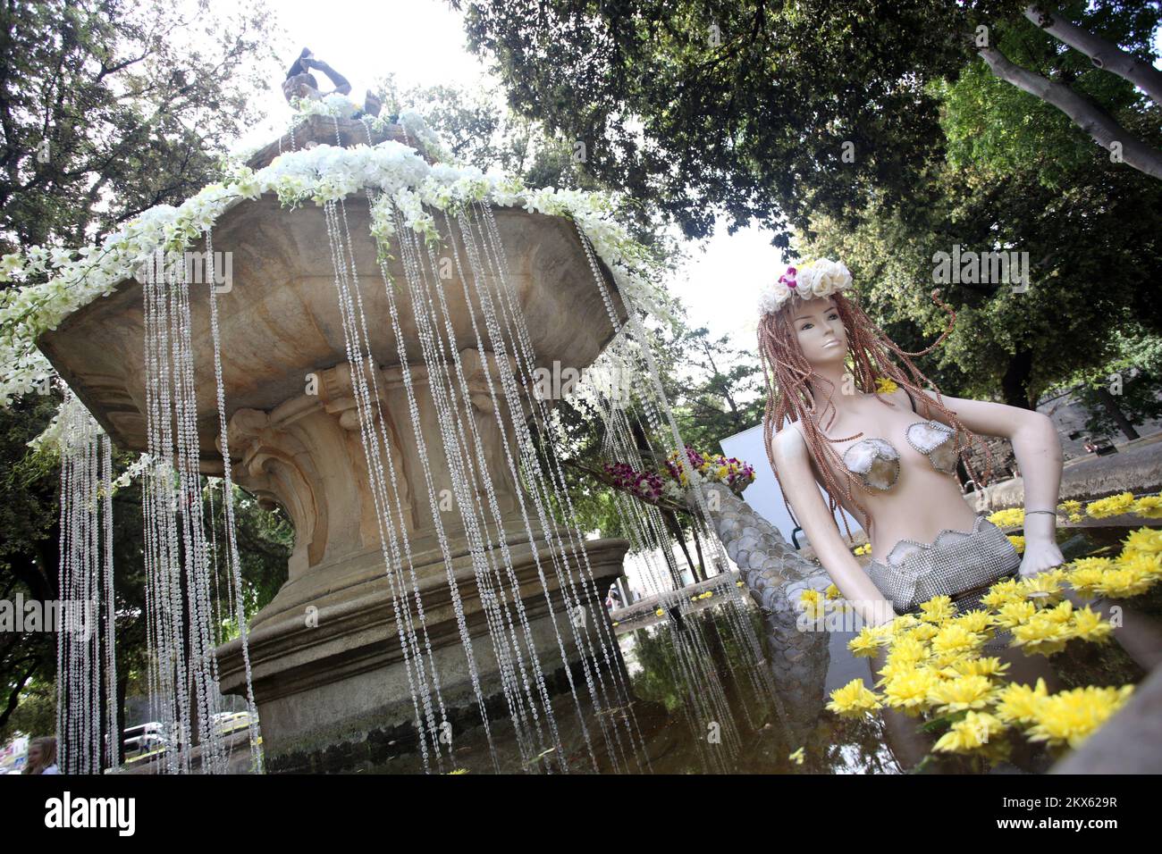 05.05.2018., Spalato - come parte della Fiera dei Fiori aperta al giorno di St Duje, il protettore della città di Spalato, il personale della mia fiorente decorava la fontana con una sfera e allestiva una sirena di mare burattini nella fontana Foto: Miranda Cikotic/PIXSELL Foto Stock