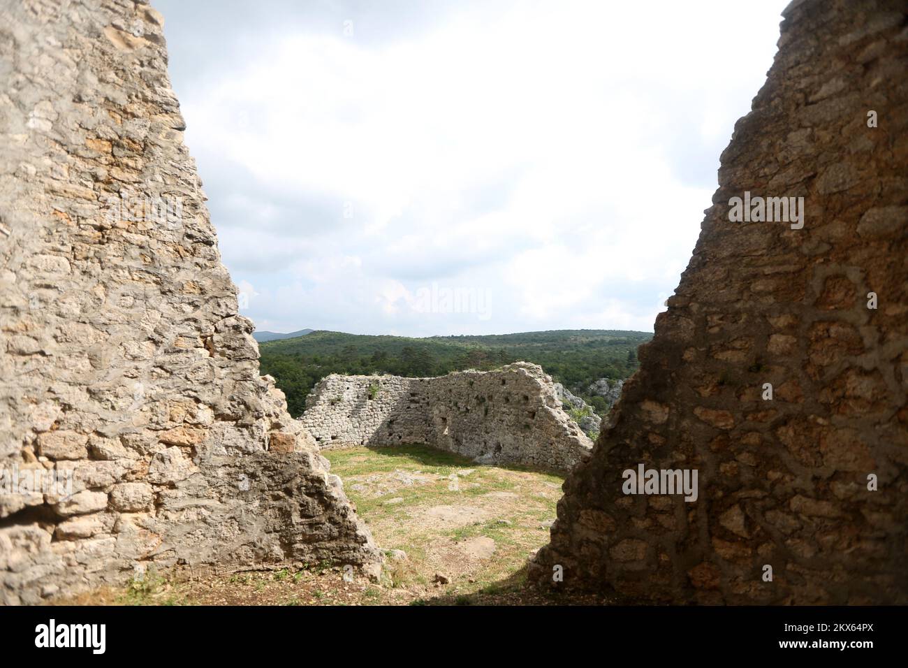 13.05.2018., Drnis , Croazia - la fortezza Gradina si trova a Drnis, ad un'altitudine di 344 m sul livello del mare, sopra il canyon del fiume Cikola. Costruito sul sito di importanza strategica, offre una vista mozzafiato della città e della montagna Promina, si estende a Peter's Field e torna nel profondo canyon roccioso Cikola. Si suppone che fosse parte del sistema delle fortezze della nobile famiglia Nelipic. Durante il dominio dell'Impero Ottomano Gradina fu ricostruita per scopi difensivi Foto: Dusko Jaramaz/PIXSELL Foto Stock