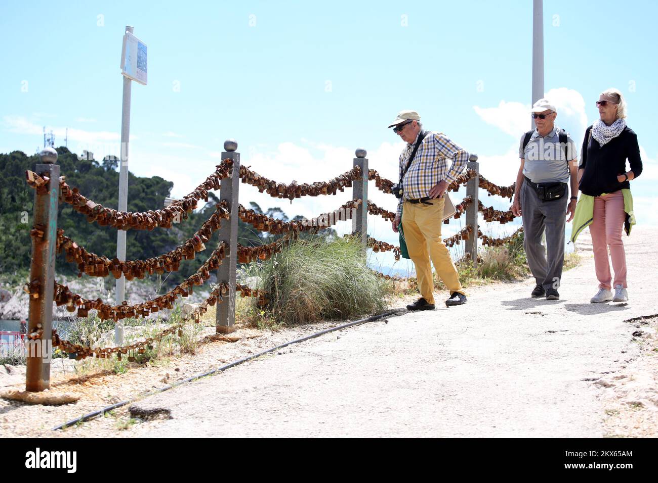 05.17.2018., Makarska - Peninsula St. Peter è una passeggiata favorita che offre una vista panoramica della città dove i turisti scattano le foto. Ci sono serrature di amore, dalla vecchia usanza cinese che esprime l'amore eterno. La serratura è bloccata sulla catena e coppia lancia la chiave in mare. Foto: Miranda Cikotic / PIXSELL Foto Stock