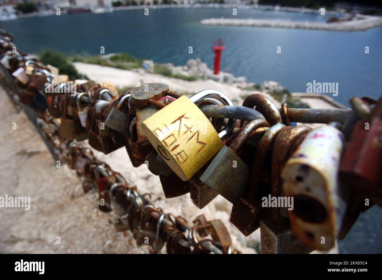 05.17.2018., Makarska - Peninsula St. Peter è una passeggiata favorita che offre una vista panoramica della città dove i turisti scattano le foto. Ci sono serrature di amore, dalla vecchia usanza cinese che esprime l'amore eterno. La serratura è bloccata sulla catena e coppia lancia la chiave in mare. Foto: Miranda Cikotic / PIXSELL Foto Stock