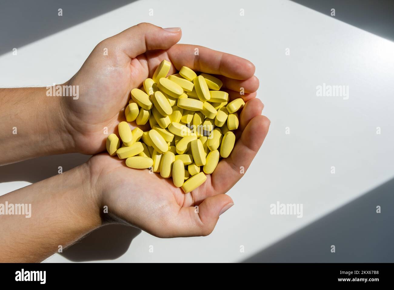 Mani del medico che tiene un sacco di medicine capsule o pillole di vitamina. Foto Stock