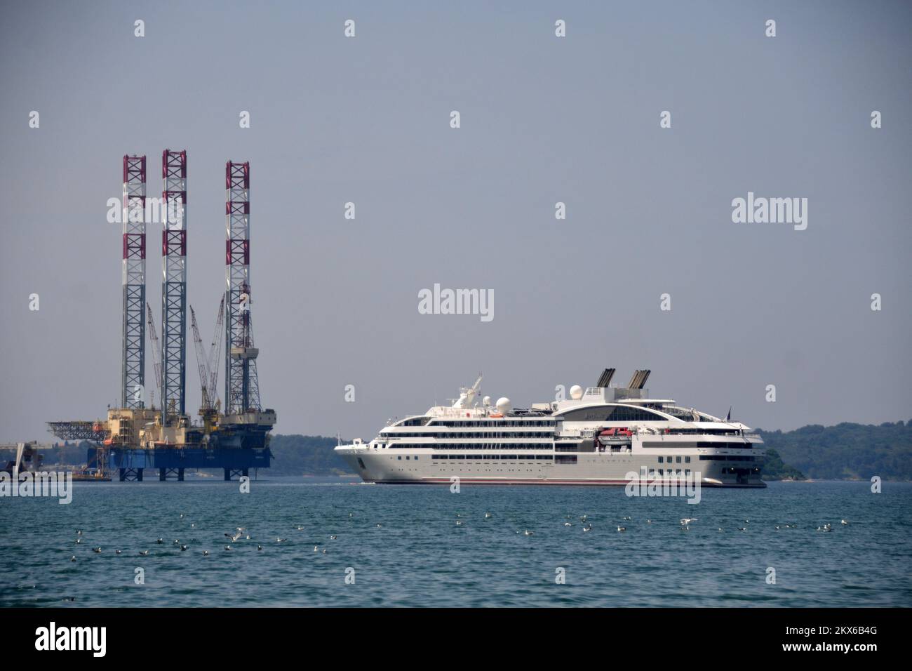 30.05.2018., Pula- Cruiser le Lyrial, lungo 142 metri, costruito nel cantiere italiano Fincantieri di Ancona, guidato questa mattina è venuto su poche ore a Pola questa barca di lusso, ha 122 cabine con balconi privati, ricevendo 264 passeggeri, di cui quasi 150 membri dell'equipaggio sono curati. Foto: Dusko Marusic/Pixsell Foto Stock