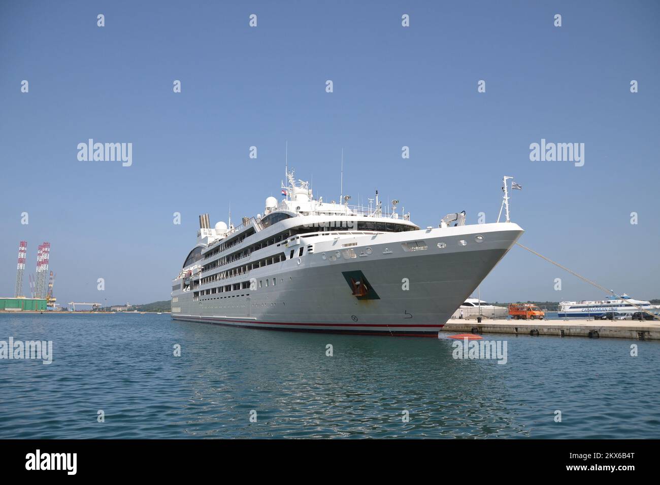 30.05.2018., Pula- Cruiser le Lyrial, lungo 142 metri, costruito nel cantiere italiano Fincantieri di Ancona, guidato questa mattina è venuto su poche ore a Pola questa barca di lusso, ha 122 cabine con balconi privati, ricevendo 264 passeggeri, di cui quasi 150 membri dell'equipaggio sono curati. Foto: Dusko Marusic/Pixsell Foto Stock