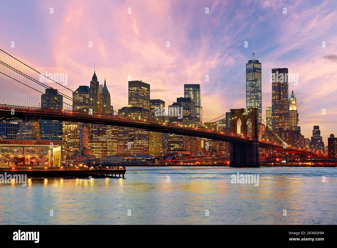 New York. Manhattan. Stati Uniti. Ponte di Brooklyn al tramonto Foto Stock