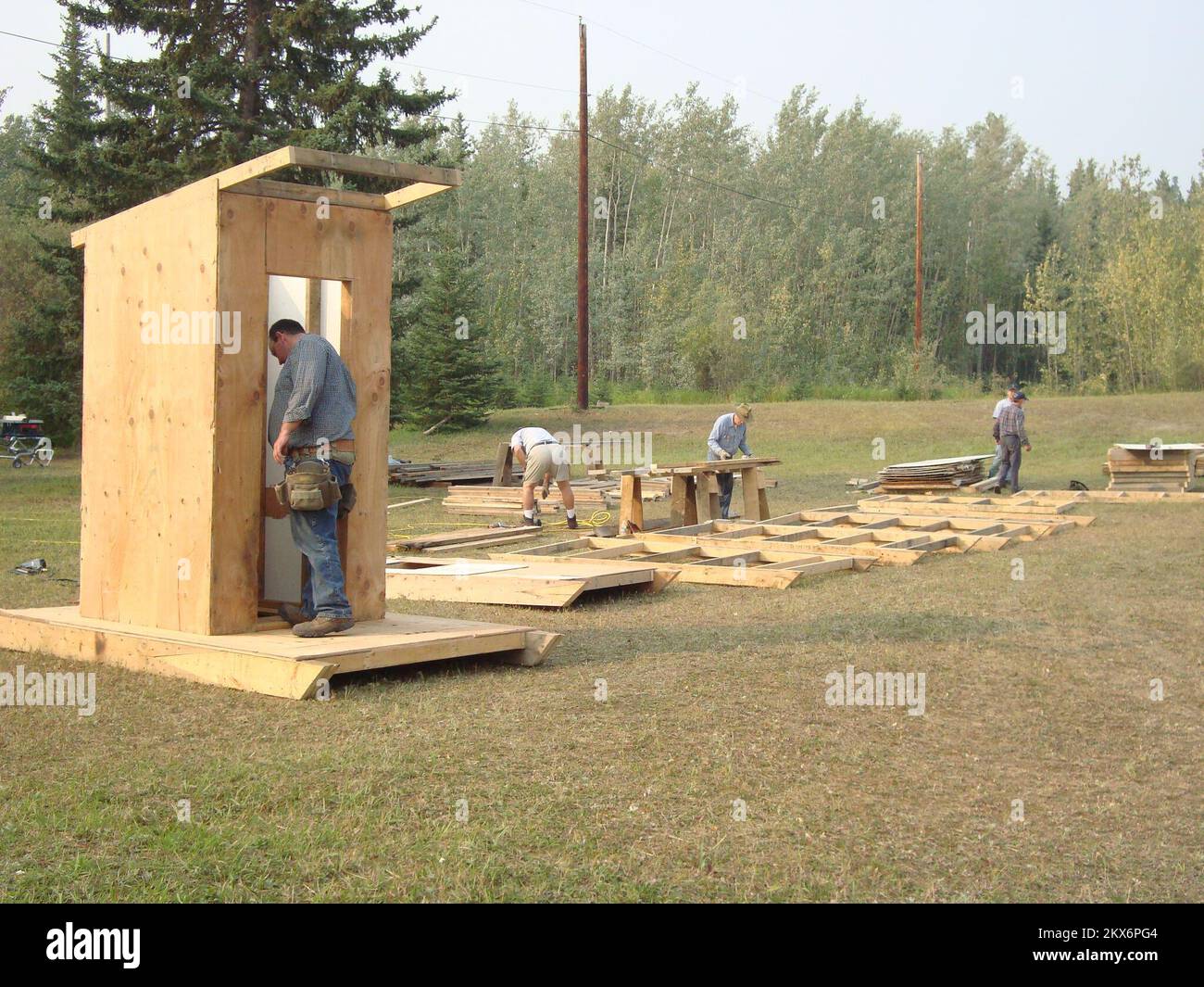 Inondazione tempesta d'inverno - Eagle, Alaska, 5 agosto 2009 Volontarii costruiscono le case per accompagnare le nuove case di legno costruite sostituendo le 13 case distrutte a Eagle, Alaska dal ghiaccio e l'alluvione del 28 aprile al 31 maggio 2009. Le case di Eagle non dispongono di acqua corrente o di un servizio fognario. - Jack Heesch/FEMA. Alaska alluvioni e marmellate di ghiaccio. Fotografie relative a disastri e programmi, attività e funzionari di gestione delle emergenze Foto Stock