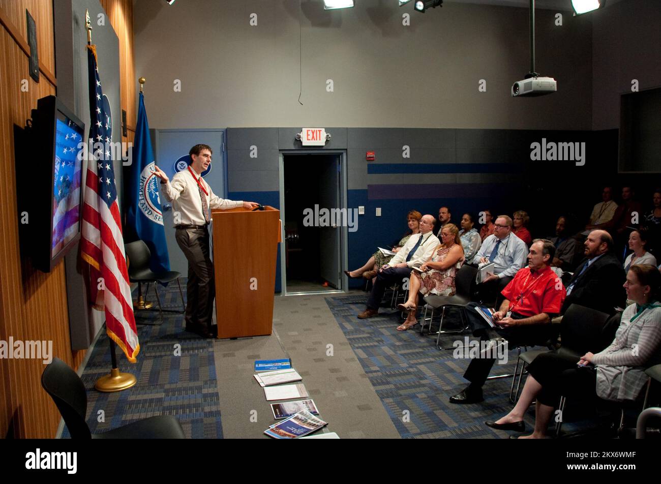 Washington, D. C., 27 agosto 2009 Matt Campbell di FEMA che dà una presentazione su eSF-14 (funzione di sostegno di emergenza 14) recupero di comunità a lungo termine. .. Fotografie relative a disastri e programmi, attività e funzionari di gestione delle emergenze Foto Stock Washington, D. C., 27 agosto 2009 Matt Campbell di FEMA che dà una presentazione su eSF-14 (funzione di sostegno di emergenza 14) recupero di comunità a lungo termine. .. Fotografie relative a disastri e programmi, attività e funzionari di gestione delle emergenze Foto Stock