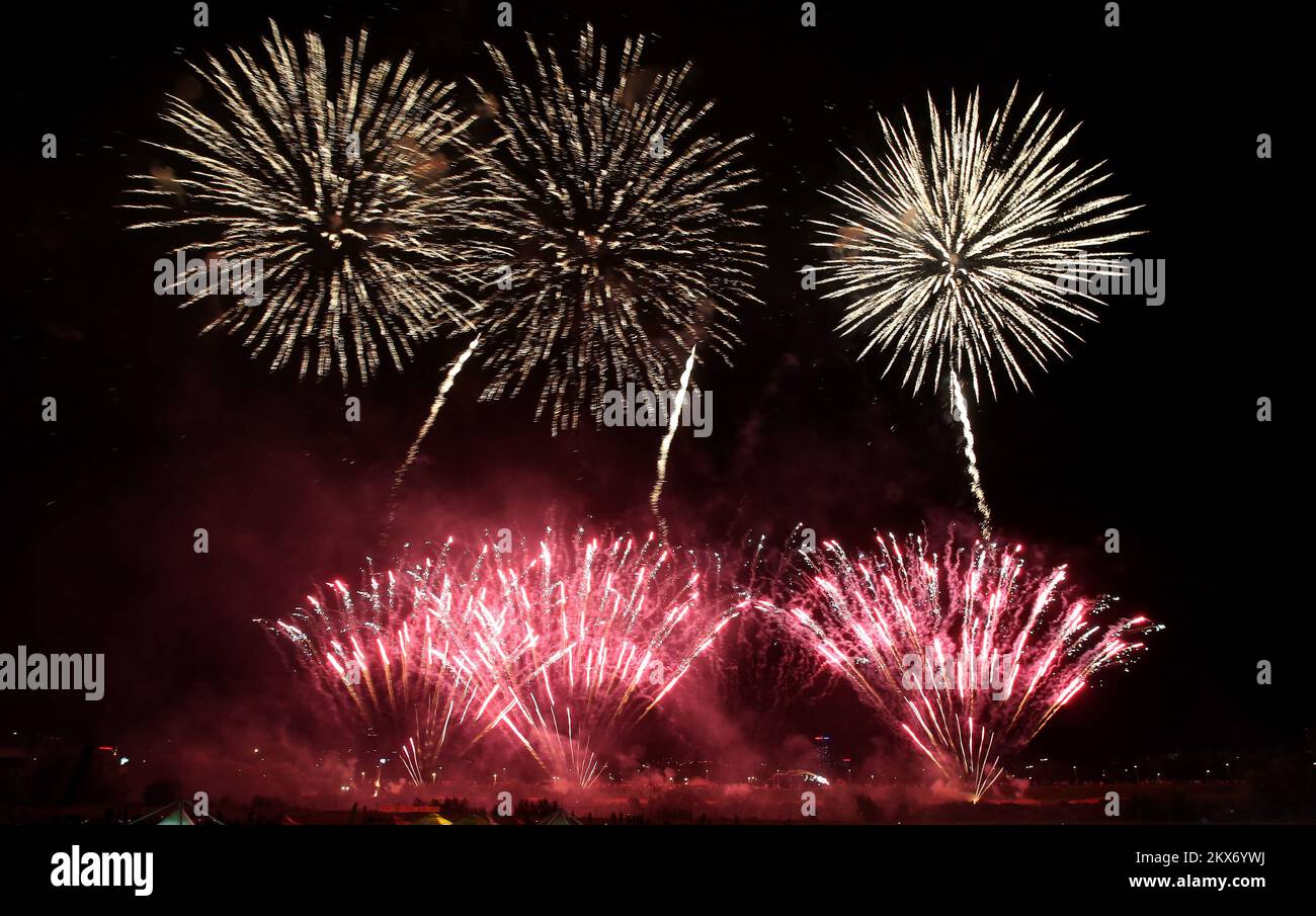 30.06.2018., Zagabria, Croazia - 18th° Festival Internazionale dei fuochi d'artificio si svolge sulla riva del fiume Sava presso il Lago Bundek, dal 29 giugno al 01 luglio. Fuochi d'artificio da fuoco evento dall'Austria. Foto: Sanjin Strukic/PIXSELL Foto Stock