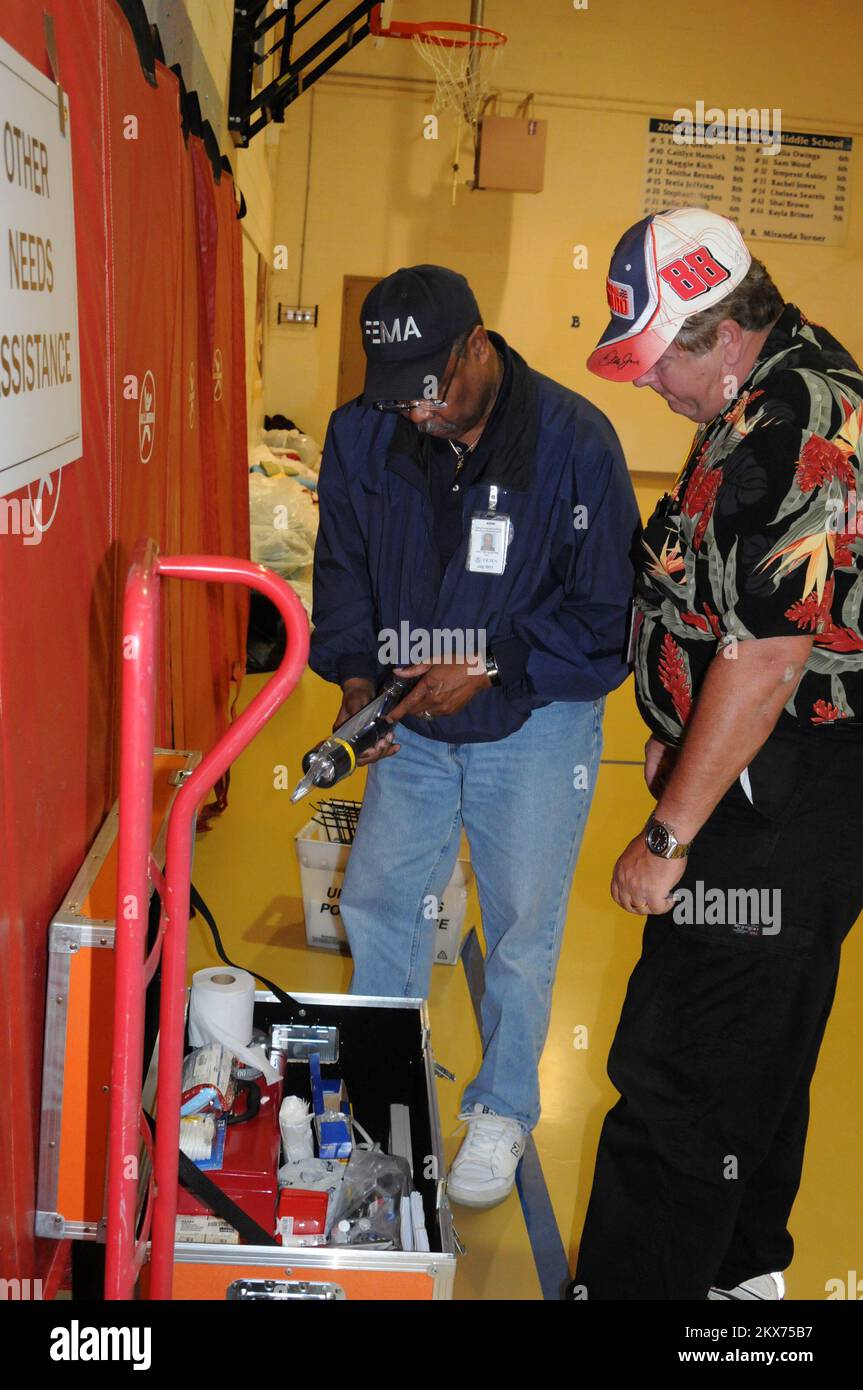 Responsabile della sicurezza presso il centro di ripristino di emergenza. Georgia forti tempeste e inondazioni. Fotografie relative a disastri e programmi, attività e funzionari di gestione delle emergenze Foto Stock