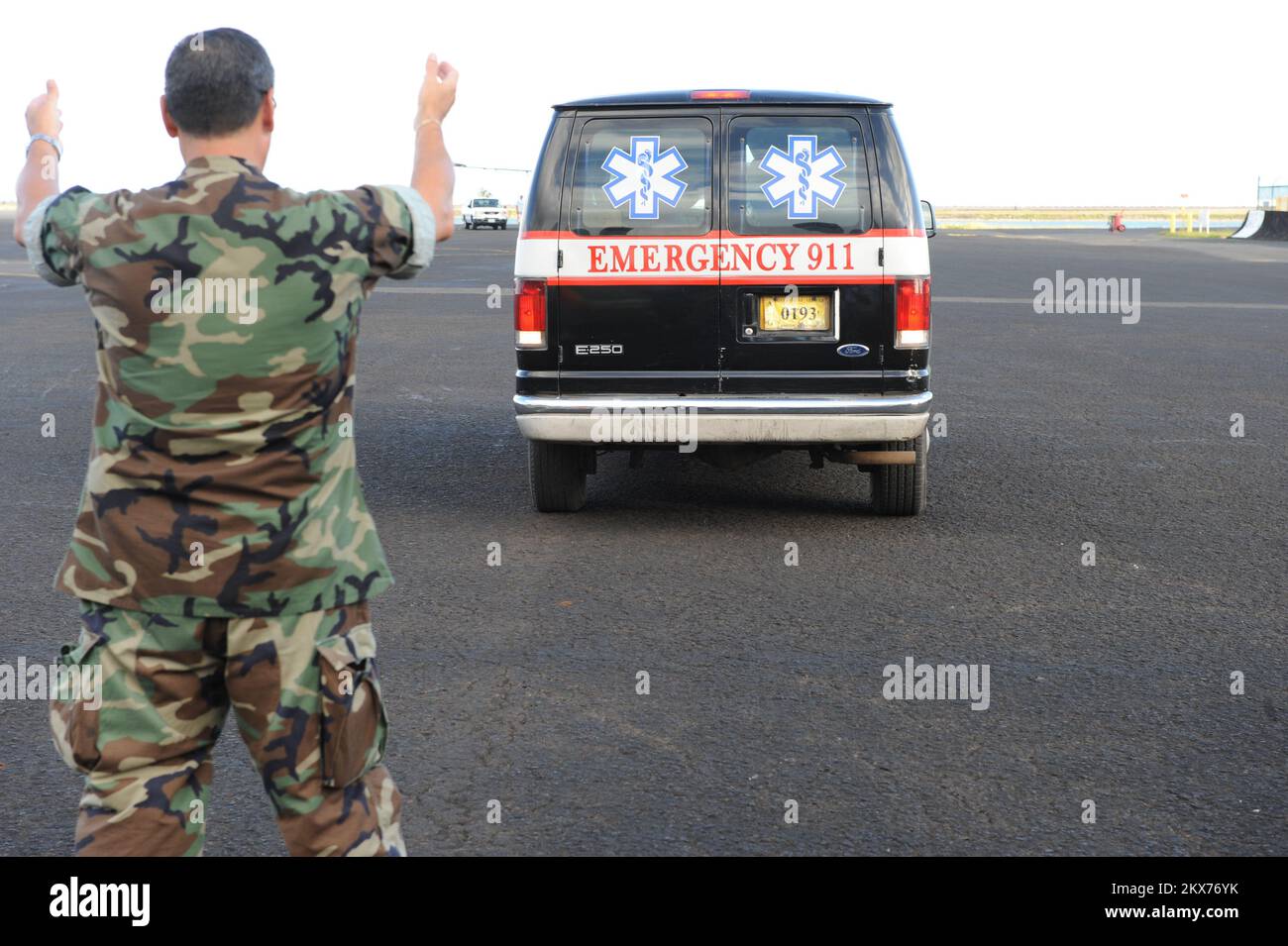 Terremoto tsunami - Pago Pago, Samoa Americane, 5 ottobre 2009 il capitano Michael Bryce, Servizio sanitario pubblico degli Stati Uniti, dirige un veicolo di emergenza verso un aereo della Guardia Costiera. A causa del terremoto e dello tsunami, è stato necessario evacuare un neonato dalle Samoa Americane alle Hawaii. I DMATs fanno parte del sistema medico nazionale di disastro del Dipartimento della Salute e dei servizi umani degli Stati Uniti che sostiene gli ospedali ed altre necessità mediche e di salute pubblica delle comunità durante i disastri come il terremoto e il disastro dello tsunami nelle Samoa Americane. . Terremoto delle Samoa Americane, tsunami ed alluvioni. PH Foto Stock