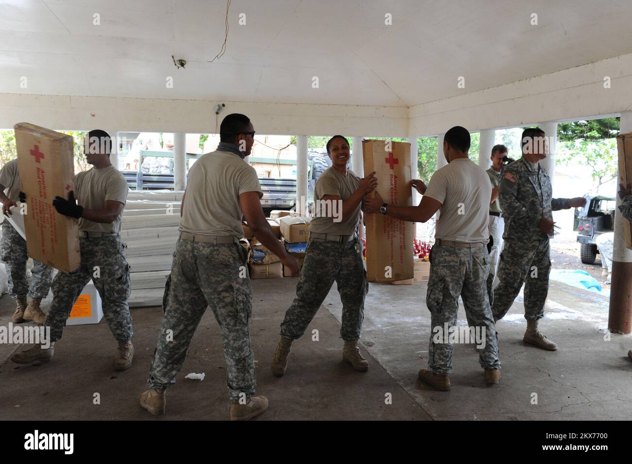 Terremoto tsunami - Asili, Samoa Americane, 7 ottobre 2009 lavoro di squadra, velocità e sicurezza sono stati i fattori chiave per la creazione di questo centro di distribuzione delle forniture nel Villaggio di Asili. In appena una settimana dopo che lo tsunami ha colpito le coste di questa comunità insulare, la FEMA ha aiutato il samo americano a passare dalle operazioni di risposta alle operazioni di recupero. David Gonzalez/FEMA. Terremoto delle Samoa Americane, tsunami ed alluvioni. Fotografie relative a disastri e programmi, attività e funzionari di gestione delle emergenze Foto Stock