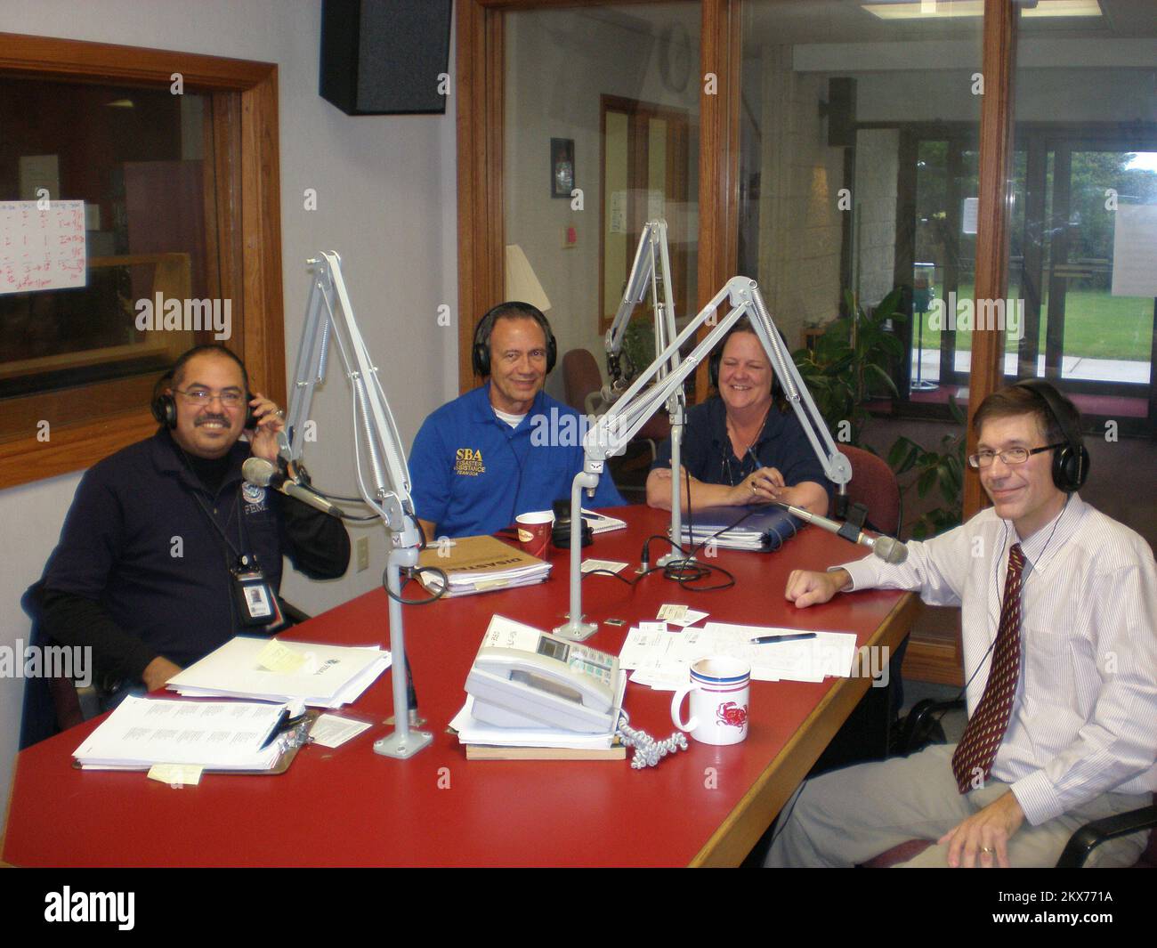 Alluvione grave Storm - Dunkirk, N. Y. , 7 ottobre 2009 rappresentanti del disastro federale Alberto Pillot, FEMA PIO, Carl Sherrill, SBA PIO, e Deborah Farmer, FEMA NFIP Specialist partecipa a un programma radiofonico alla radio WDOE di Dunkirk, NY, che parla delle operazioni di recupero con Dave Rowley, direttore delle notizie. Una dichiarazione di disastro importante è stata firmata il 1 settembre 2009, dopo le tempeste torrenziali e le inondazioni hanno inondato New York occidentale all'inizio di agosto. New York gravi tempeste e inondazioni. Fotografie relative a disastri e programmi, attività e funzionari di gestione delle emergenze Foto Stock