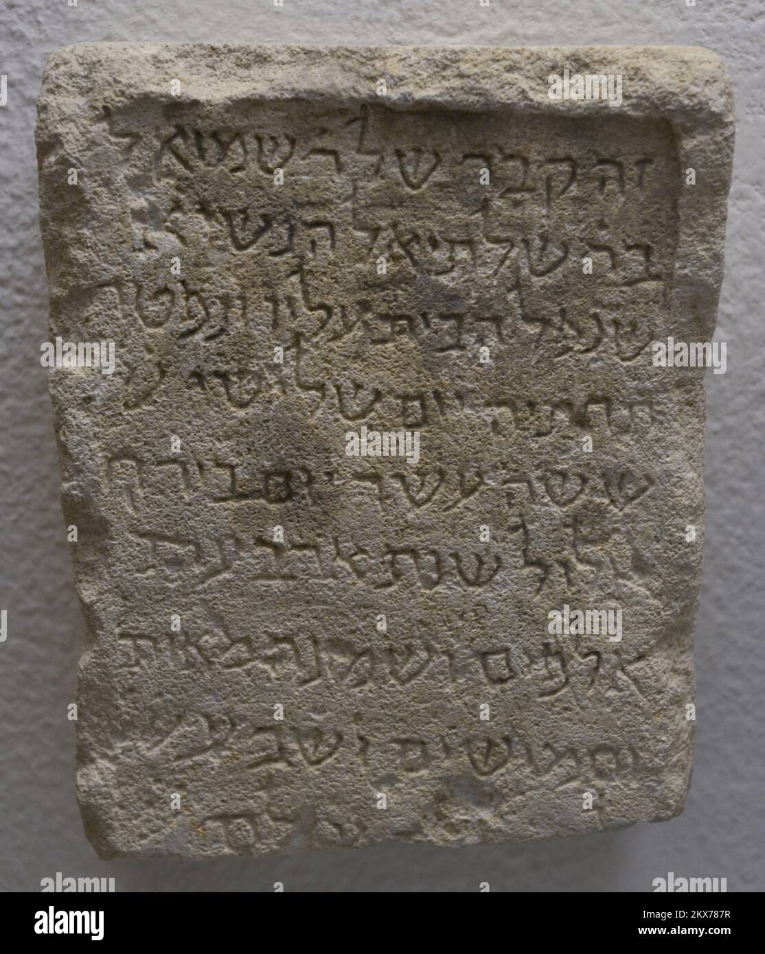 Stele funeraria con iscrizione ebraica. Tomba di R. Samuel bar saltiel el Nasi, morì nel 1097. 11th ° secolo. Granito bianco. Da Monzón de los Campos (provincia di Palencia, Castiglia e Leon, Spagna). Deposito del Museo di Palencia. Museo Sephardico. Toledo. Castiglia-la Mancha. Spagna. Foto Stock