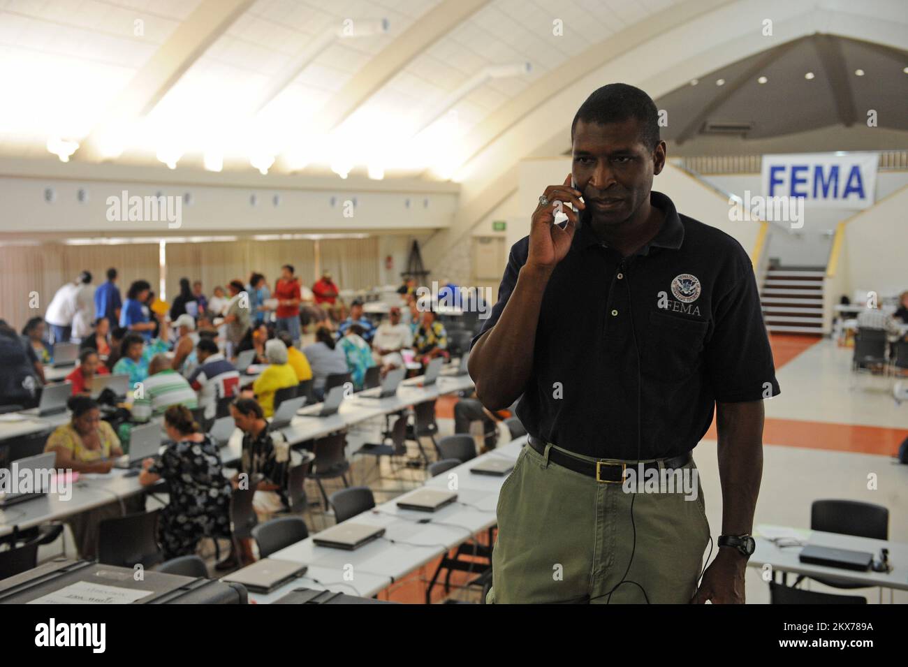 Terremoto tsunami - Utulei, Samoa Americane, 9 ottobre 2009 il coordinatore federale Kenneth Tingman prende un appello sulle operazioni di recupero. Tingman stava visitando il Centro di recupero di emergenza di FEMA il secondo giorno delle operazioni mentre il centro ha servito i sopravvissuti dal villaggio di Pago Pago. DaN Stoneking/FEMA. Terremoto delle Samoa Americane, tsunami ed alluvioni. Fotografie relative a disastri e programmi, attività e funzionari di gestione delle emergenze Foto Stock