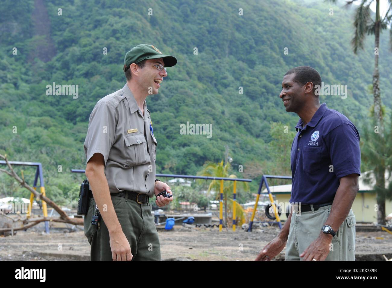 Terremoto tsunami - Pago Pago, Samoa Americane, 9 ottobre 2009 Mike Reynolds, U. S. Park Services (USPS), e Kenneth Tingman, ufficiale di coordinamento federale per la Federal Emergency Management Agency (FEMA), discutere le operazioni di recupero e lo spirito di lavoro di squadra nelle Samoa Americane. USPS e FEMA sono tra più di una dozzina di organizzazioni federali che collettivamente hanno più di 300 persone che assistono il governo locale e villaggi recuperare da un recente terremoto e tsunami. DaN Stoneking/FEMA. Terremoto delle Samoa Americane, tsunami ed alluvioni. Fotografie relative alle catastrofi e all'emergenza ma Foto Stock